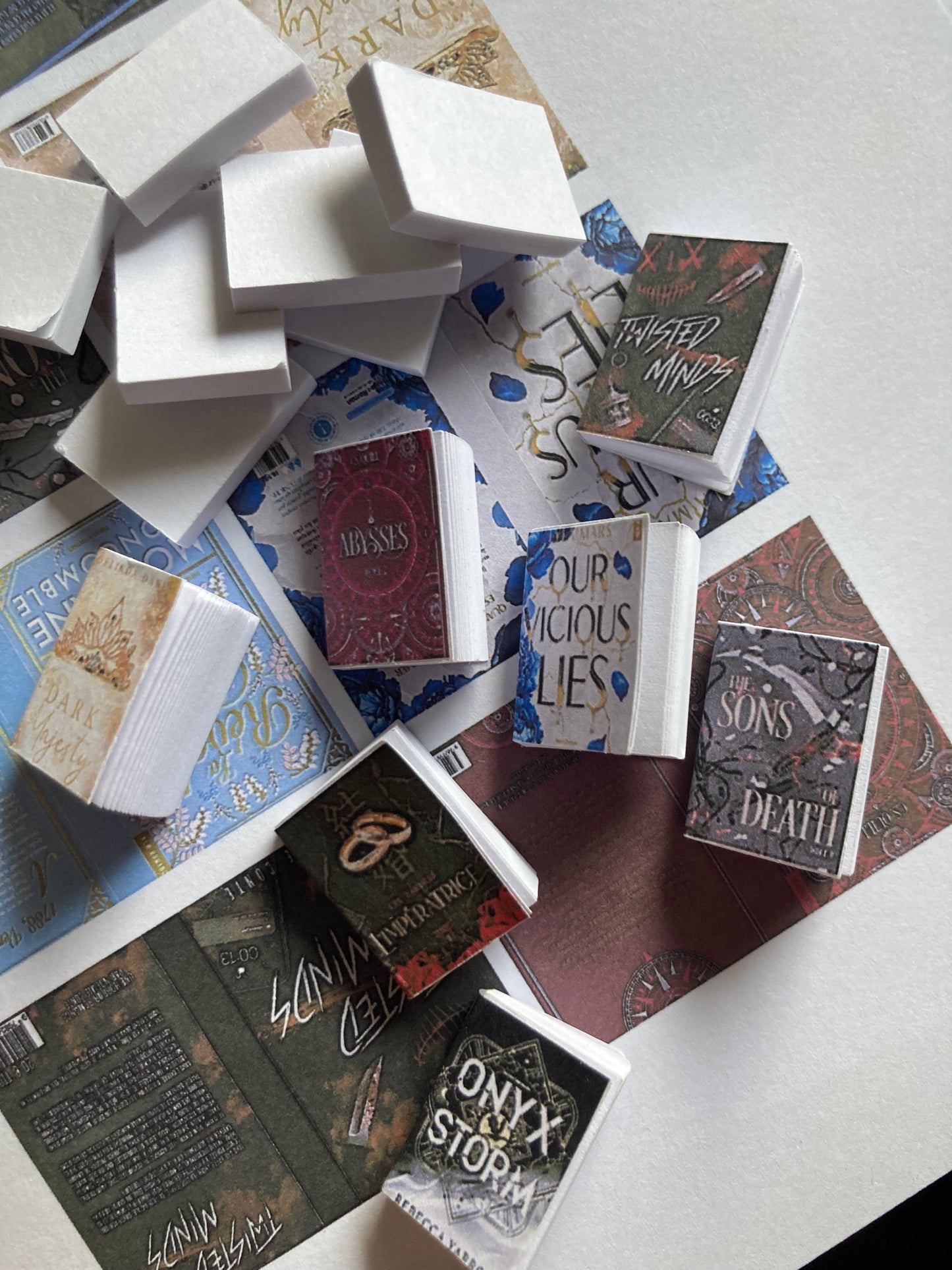 Bocal "Bibliothèque miniature" + kit mini-livres